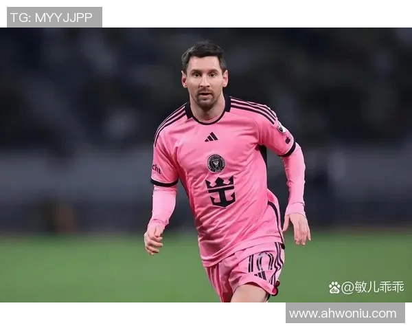 《足球场上的王者之路：从默默无闻到全球瞩目的传奇球星》