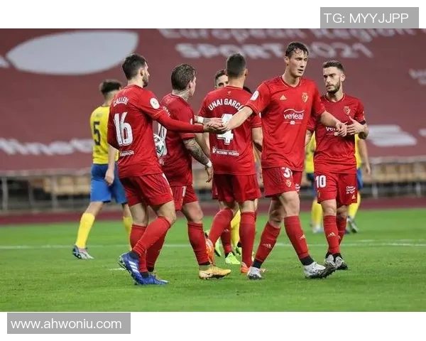 当两大足球巨星激情对决赛场中央肩并肩碰撞瞬间震撼全场